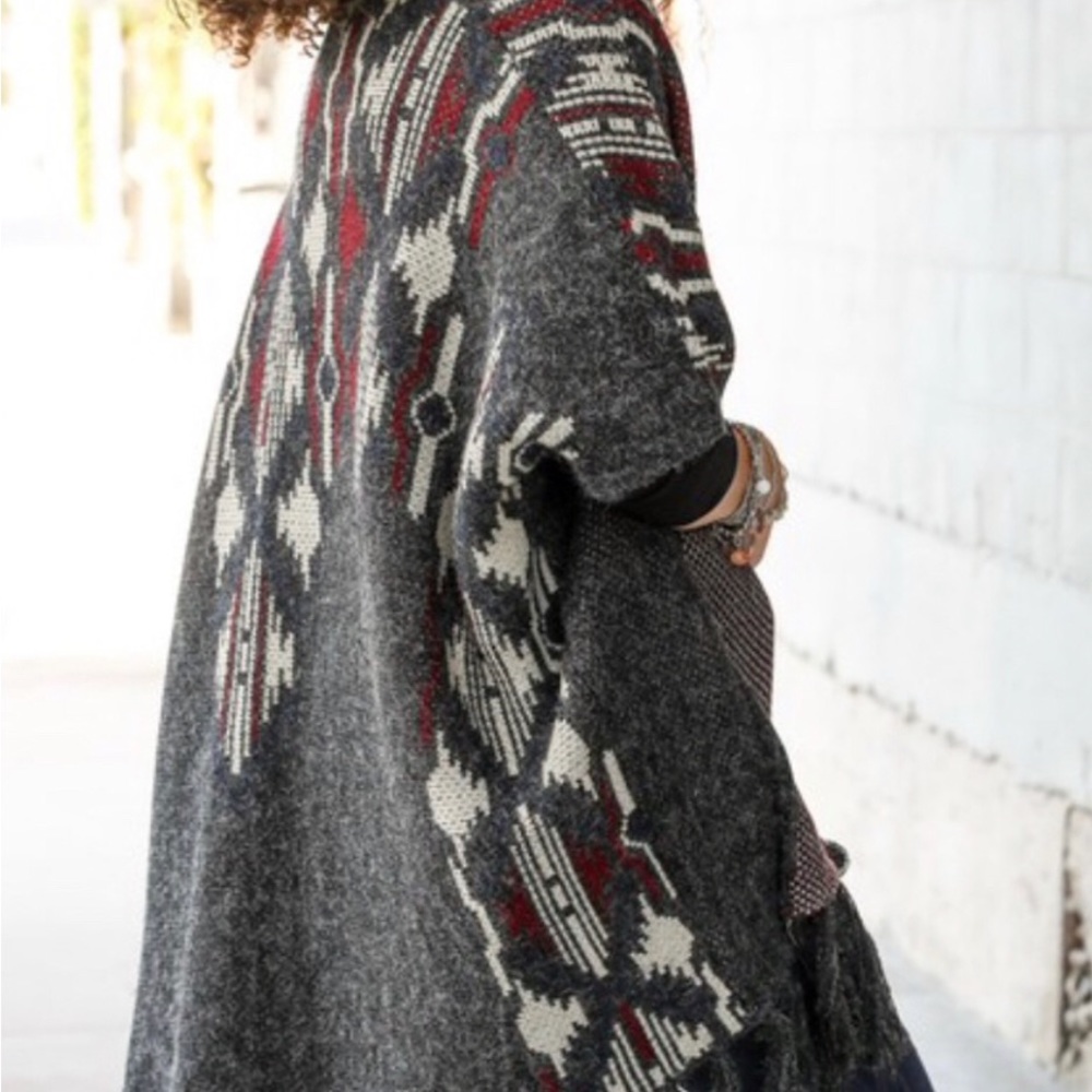 NWOT Cozy Charcoal Grey Tribal Print Open Front Knit Poncho - Picture 8 of 14